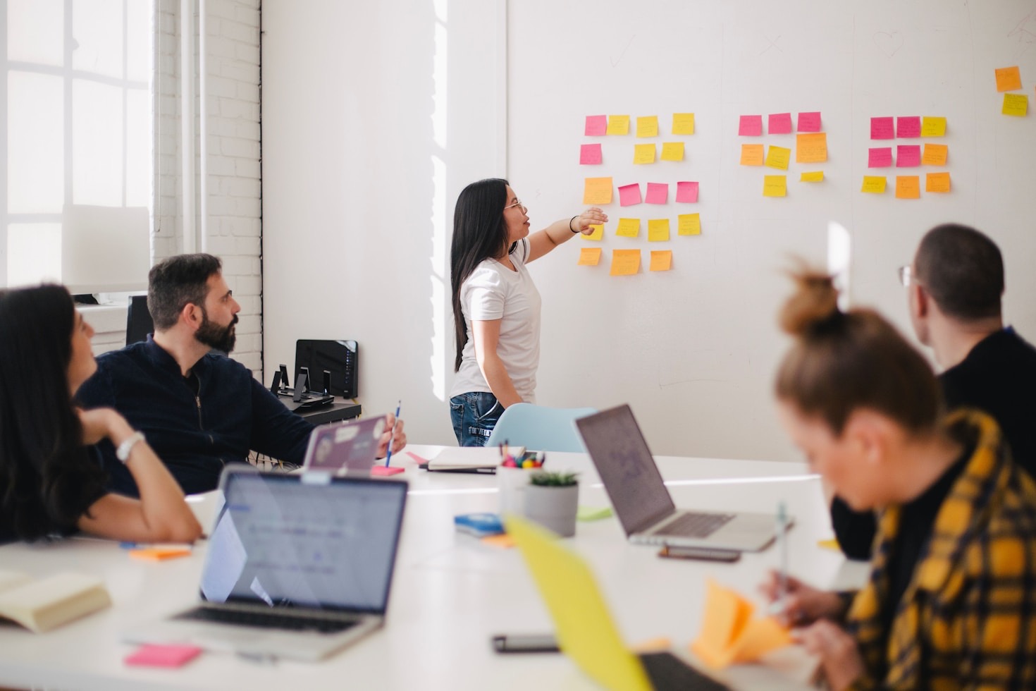 Wie man Vorurteile im Büro erkennt und angeht